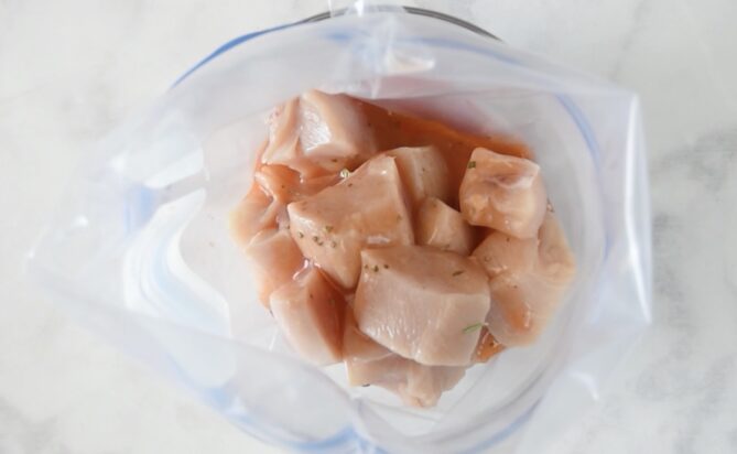 Marinating chicken pieces