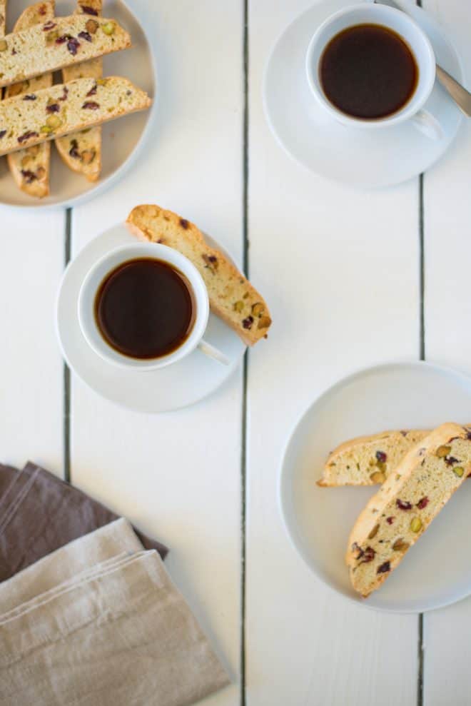 2 cups of coffee with biscotti