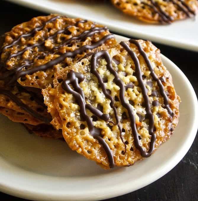 Florentine cookies are lace cookies made from&nbsp; chopped almonds with orange & vanilla. They are then sandwiched with chocolate and you get the most delicious cookies.