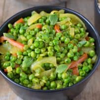 Green peas with red pepper strips and
