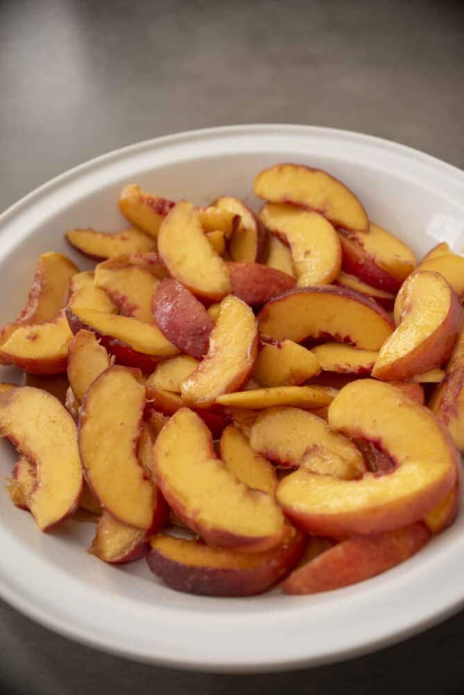 A bowl of sliced peaches