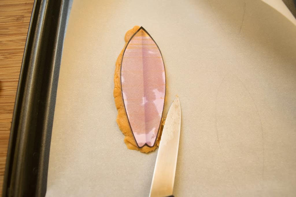 This&nbsp;Graham Cracker Beach House & Peanut Butter Cookie Surfboards is a fun, beach-themed decoration that was used for a Christmas party table centerpiece.