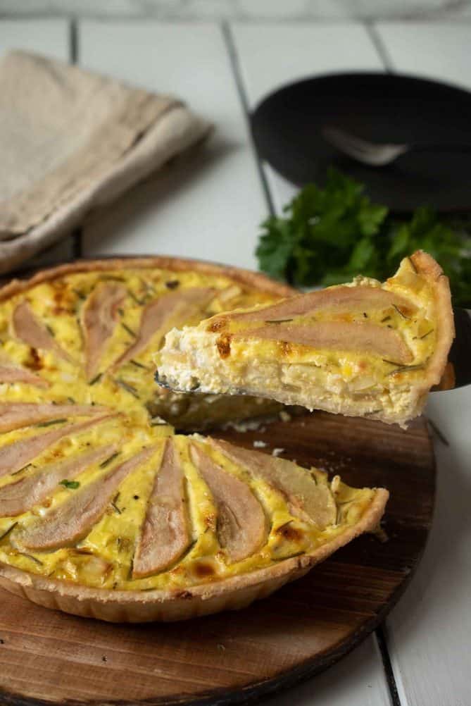 Lifting a slice of quiche on a spatula